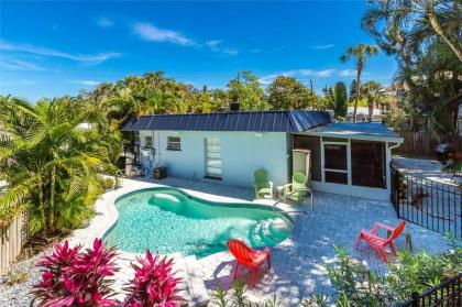 Crescent Street 1138 B Walk to the beach Pool 1 Bedroom Pet Friendly Siesta Key