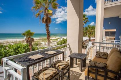 Villa madeira 306 Beach front stunning view Walk to everything Florida