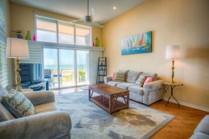 Villa madeira 306 Beach front stunning view Walk to everything Florida