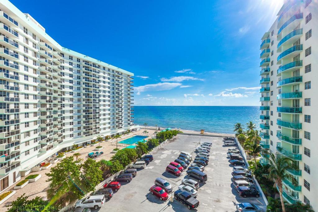 Beachfront 2 bedroom at Tides Hollywood 8th floor - image 3