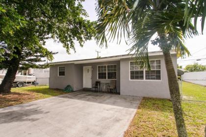 BEAUTIFUL 2 + DEN FAMILY HOUSE IN HOLLYWOOD FLORIDA