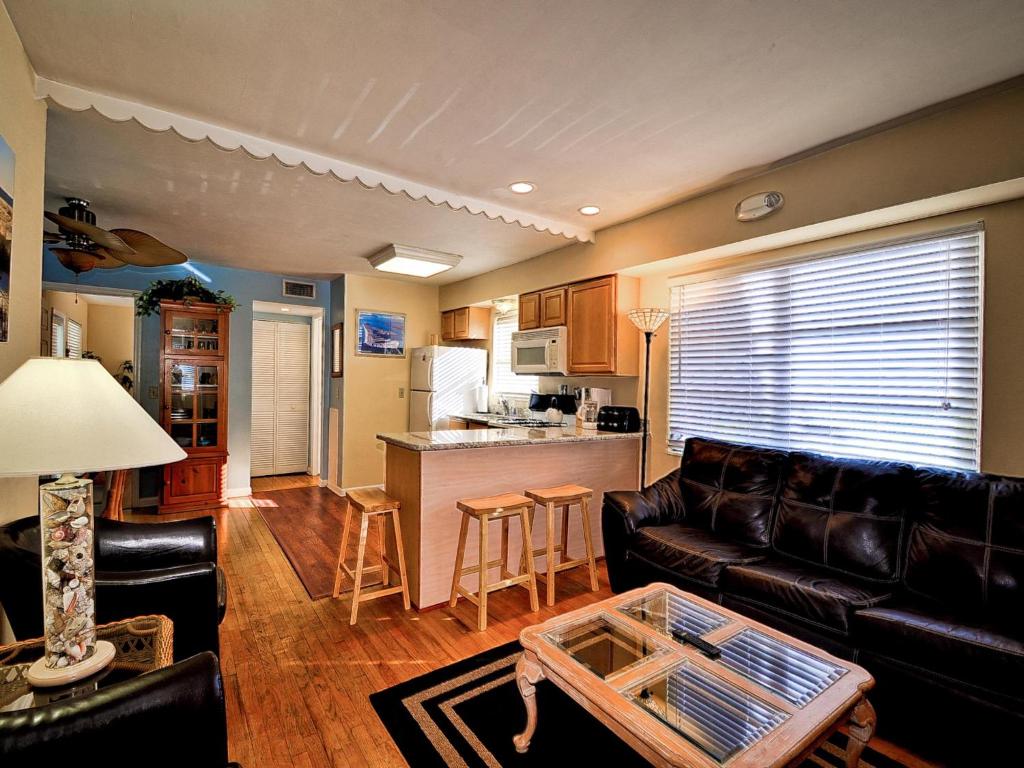 Palm Place 4- Royal Palm 621 - main image