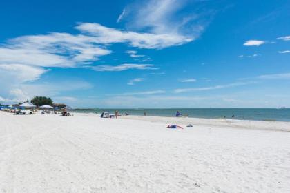 202 Beach Place Condos - image 2