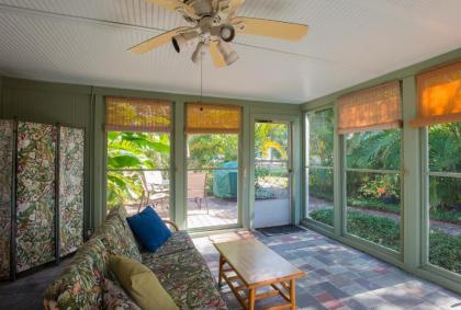 Studio - Fish Camp Pets Screened Porch Waterfront District