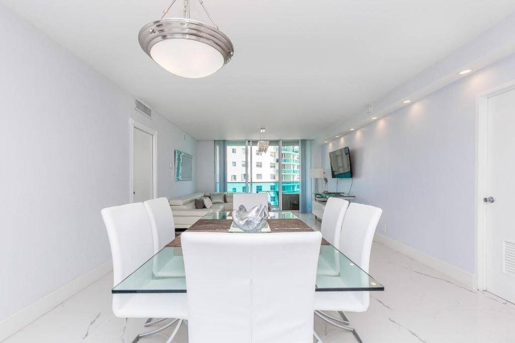 2/2 Miami - Hollywood Beach with direct ocean view at Sian - image 4