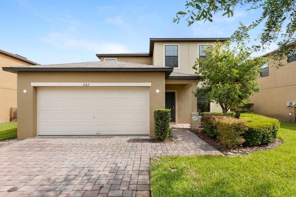 Cypress Pointe- Contemporary Villa in a gated community with a game room - main image