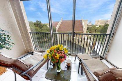 Bay Oaks 4th floor corner   elevator