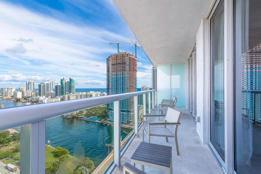 2/2 Miami - Panoramic views at Beachwalk Resort 27th for 6 guests by Ammos VR - main image