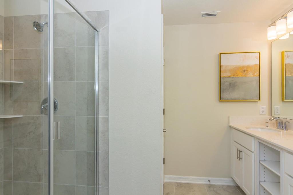 Fabulous Apartment with balcony at Storey Lake apt 103 - image 5