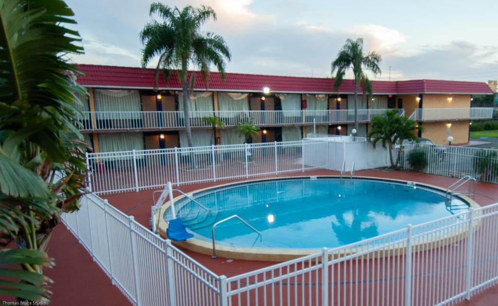 Express Inn & Suites - 5 Miles from St Petersburg Clearwater Airport - main image