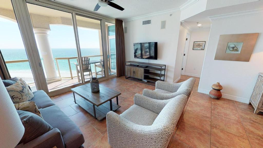 Luxurious 2 BR Condo with Panoramic Ocean Views - image 3