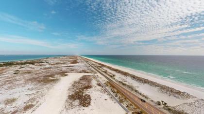 Luxurious 2 BR Condo with Panoramic Ocean Views - image 4