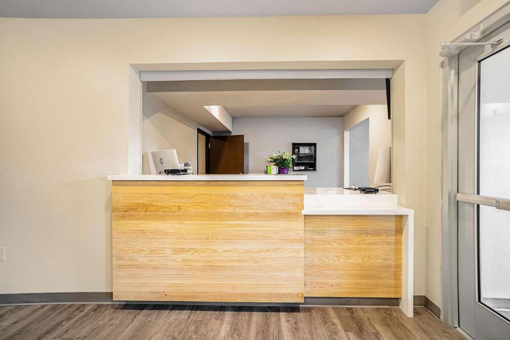 WoodSpring Suites Naples - image 4