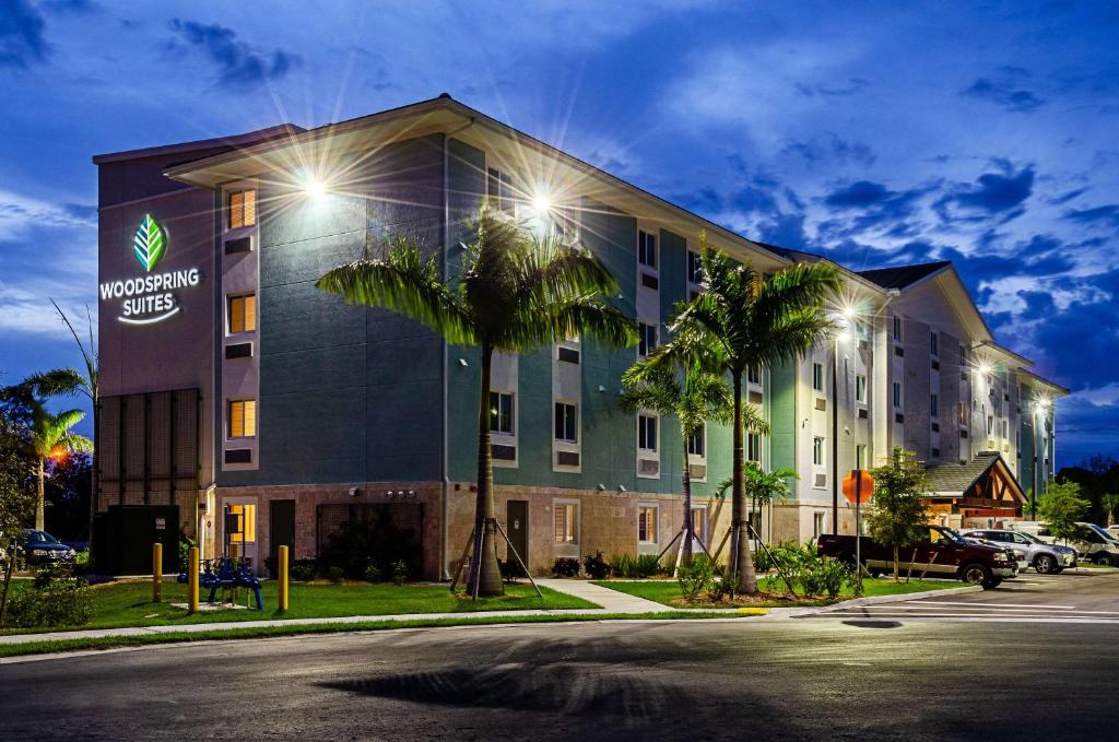 WoodSpring Suites Naples - image 5