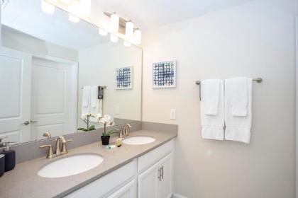 Luxurious 4Bd Home w/ Pool 4983 - image 4