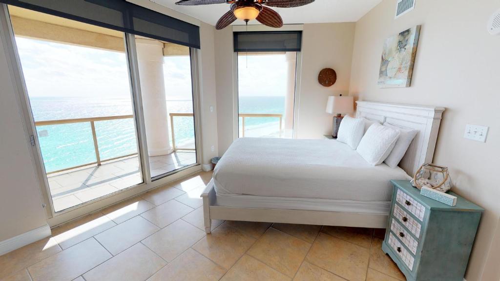 Luxurious 3 BR SkyHome with Panoramic Ocean Views and Steps From The Beach - image 4