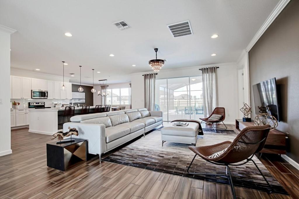 Luxury 7 bedroom home 10 minutes from Disney - main image