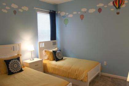 Beautiful 4 bedroom home accommodates 8 guests - image 3