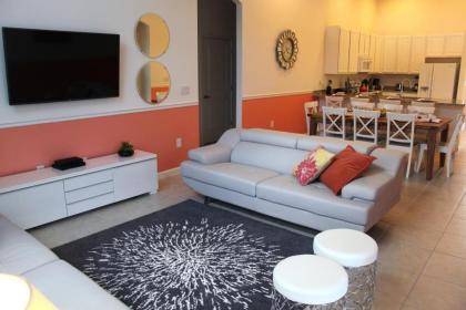 Beautiful 4 bedroom home accommodates 8 guests - image 4