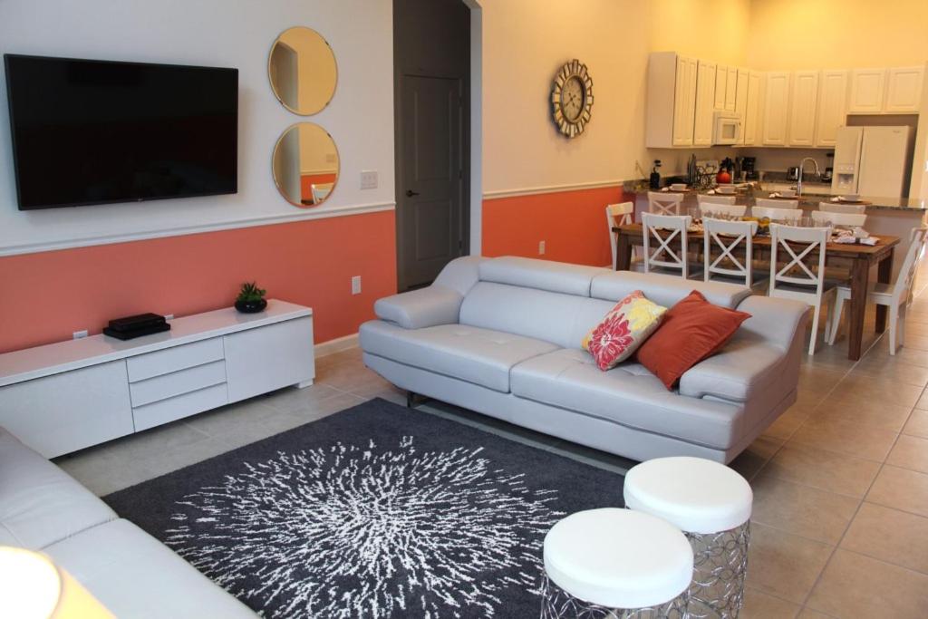 Beautiful 4 bedroom home accommodates 8 guests - image 4