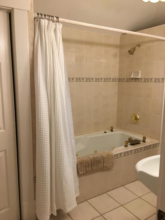 Bay Street Inn - image 4
