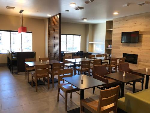 Country Inn & Suites by Radisson Flagstaff Downtown AZ - image 2