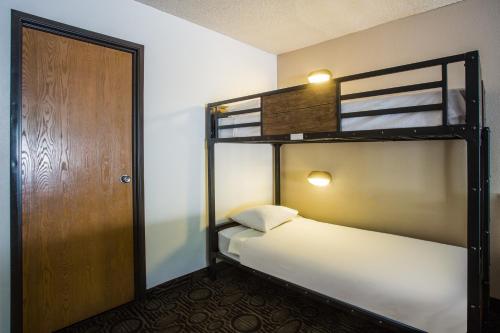 Super 8 by Wyndham Flagstaff - image 2