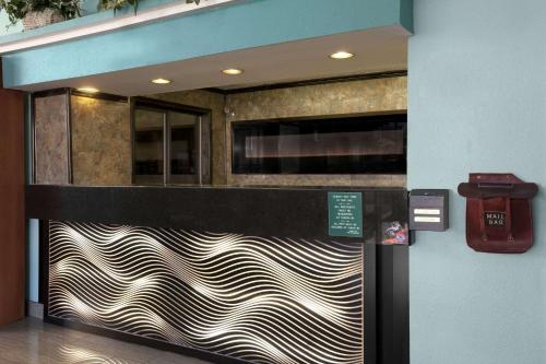 Super 8 by Wyndham NAU/Downtown Conference Center - image 3