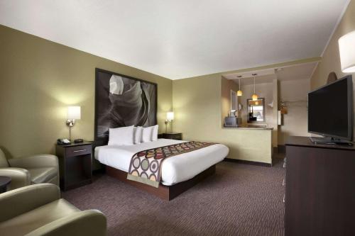 Super 8 by Wyndham NAU/Downtown Conference Center - image 4