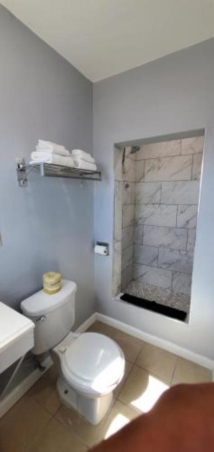 Travelers Inn - image 3