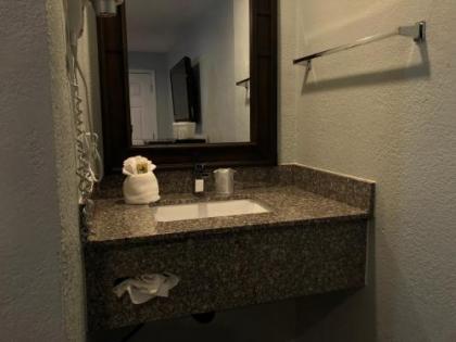 Relax Inn - image 3