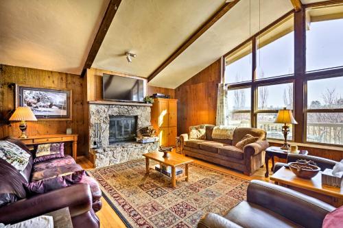 Flagstaff Townhome - Walk to Country Club - Pools! - main image