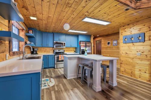 Fully Remodeled Munds Park Woodland Cabin Getaway! - image 3