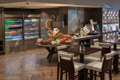 Hilton Cincinnati Airport - image 12