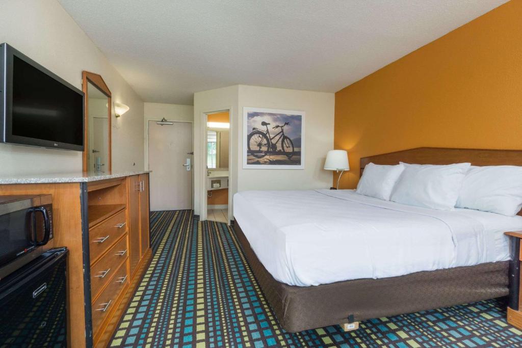 Days Inn by Wyndham Florence Cincinnati Area - image 3