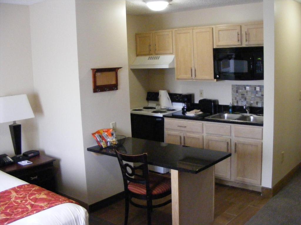 Ashley Quarters Hotel - image 3