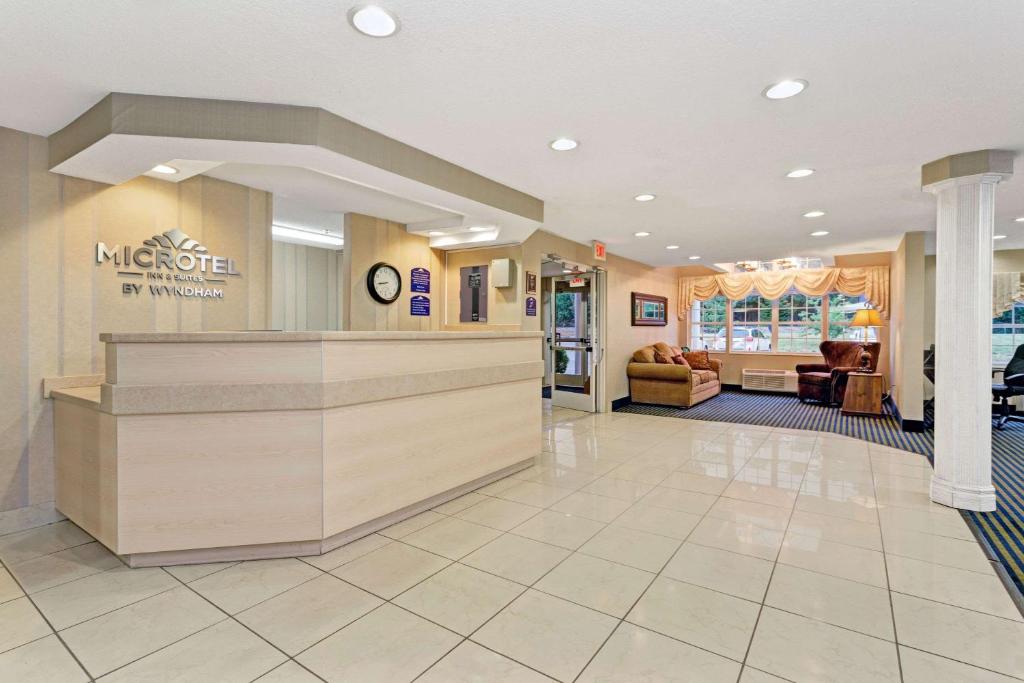 Microtel Inn & Suites by Wyndham Florence/Cincinnati Airpo - image 4