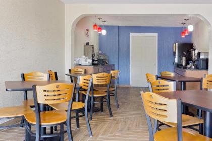 Super 8 by Wyndham Florence - image 11