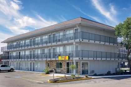 Super 8 by Wyndham Florence - image 13