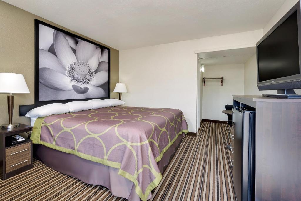 Super 8 by Wyndham Florence - image 3