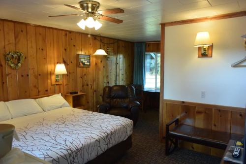 Park Motel and Cabins - image 2
