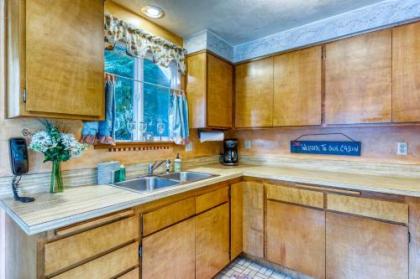 Rustic Retreat on Mercer Lake - image 4