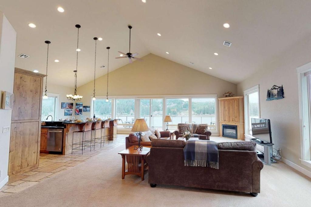 Vista Point Lake House - image 2