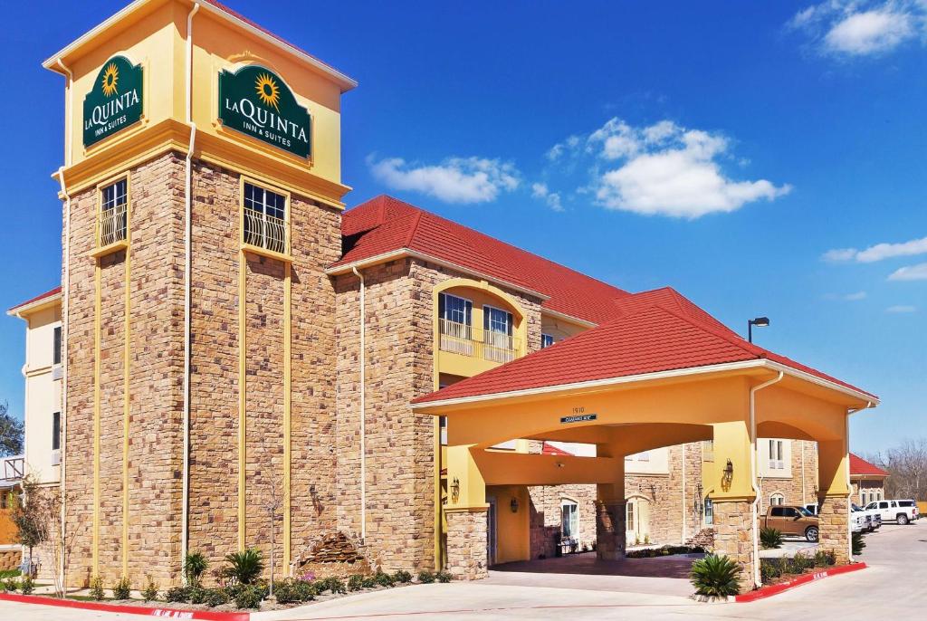 La Quinta by Wyndham Floresville - image 2