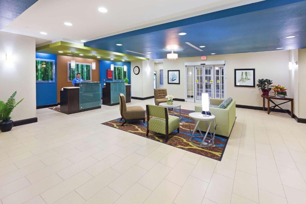 La Quinta by Wyndham Floresville - image 3