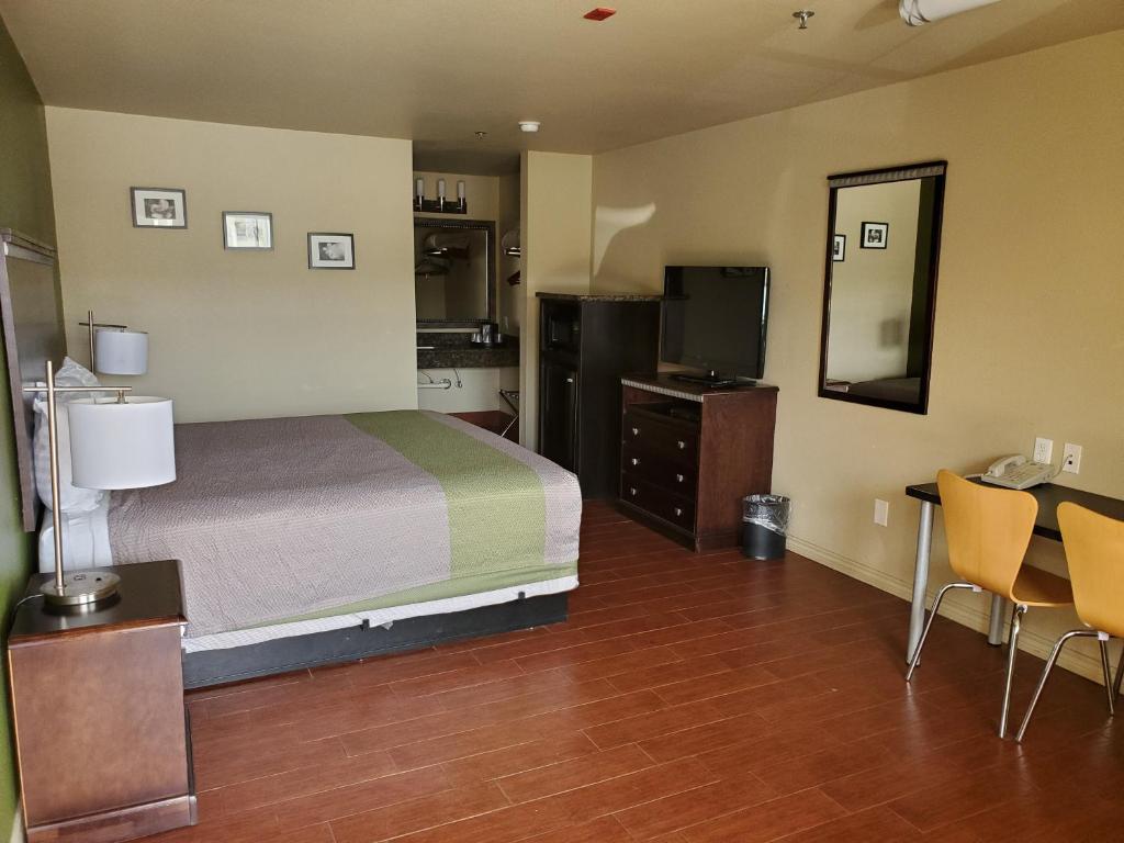 Eagle Ford Inn - image 5