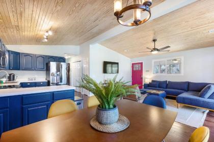 2nd Block E Huron - Keep Palm - Adorable House Minutes from the Beach - image 7