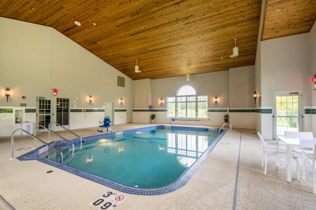 Country Inn & Suites by Radisson Fond du Lac WI - main image