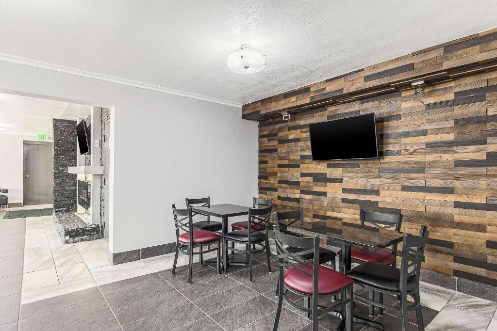 Quality Inn - image 2