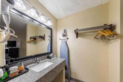 Quality Inn - image 7